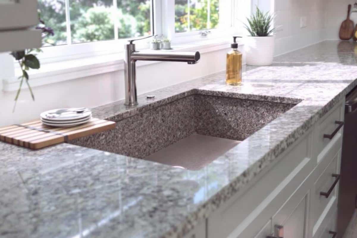 Évier en granit ou résine : les différences