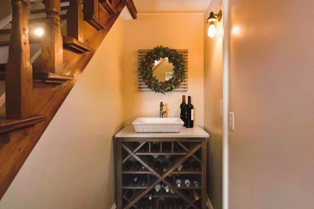 Comment aménager une cave à vin sous un escalier ?