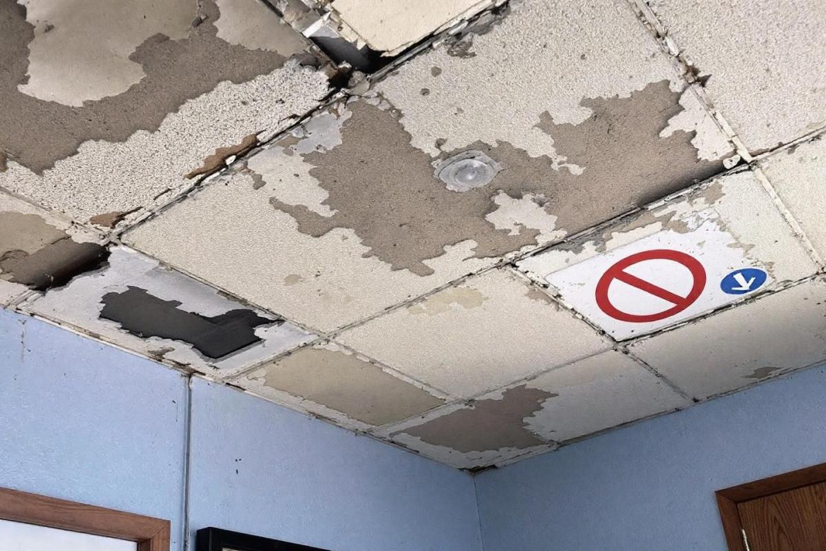 Plaque de polystyrène au plafond interdit : Ce que dit la loi