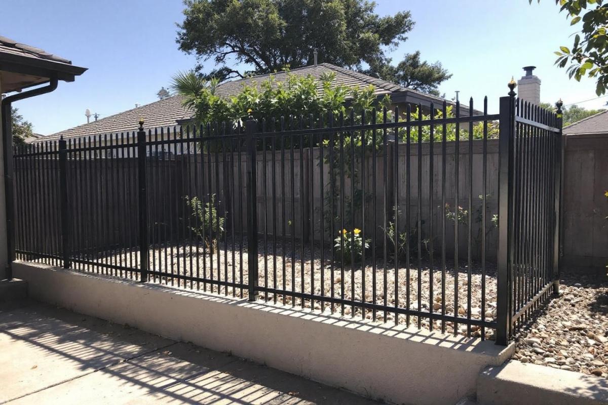 Quel est le tarif pose clôture rigide avec soubassement béton ?